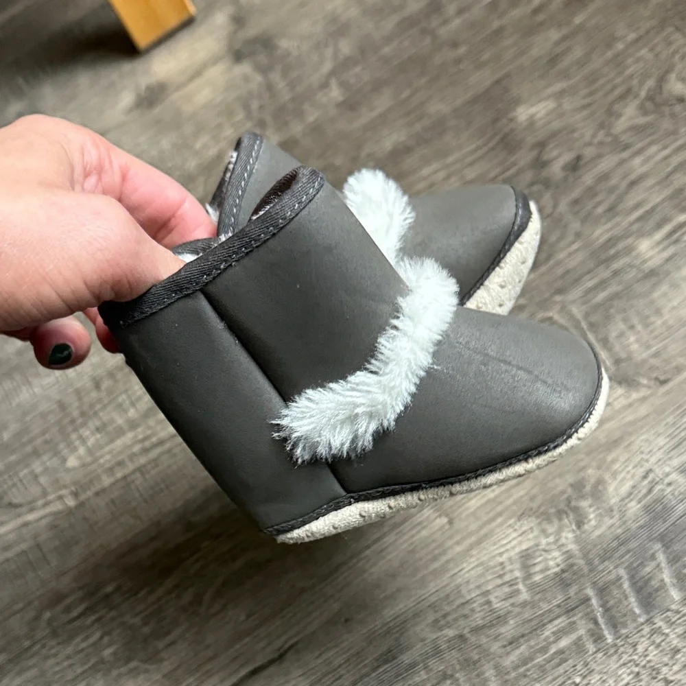 Old Navy Gray Faux Fur Trim Kids Moccasin Boots